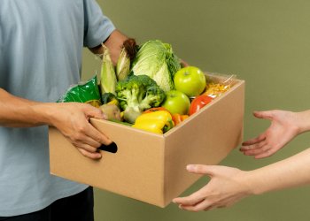Personnes donnant des fruits et legumes à une autre personne 