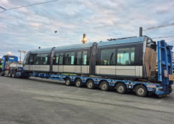 Départ de la rame de tramway après rénovation