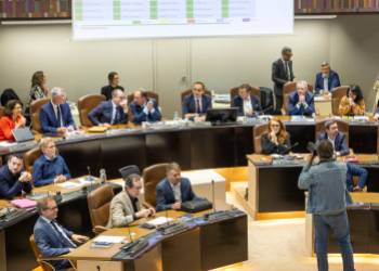 Thomas Cazenave assis en tant que Président dans le conseil de Bordeaux Métropole