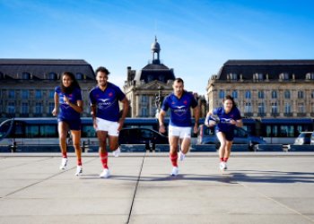 4 joueurs de rugby qui courent place de la bourse à bordeaux
