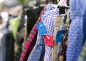 Vue d'un portant avec des vêtements de frip