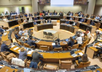 Vue du conseil depuis la tribune. Les élus sont à leur place face au président et aux vices-présidents