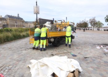 Agents métropolitains qui nettoient les quasi après le passage des manifestants le 17 octobre 2026