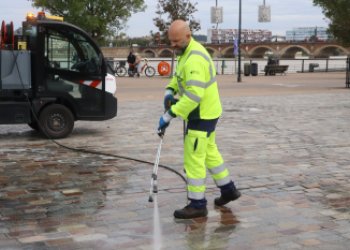 Agent métropolitain qui nettoie les quais au jet