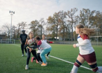 Enfants jouant au rugby