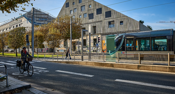 Avenue Thiers, 6 logements en habitat participatif, locaux de l’agence Hobo, en second plan la Clinique Thiers 