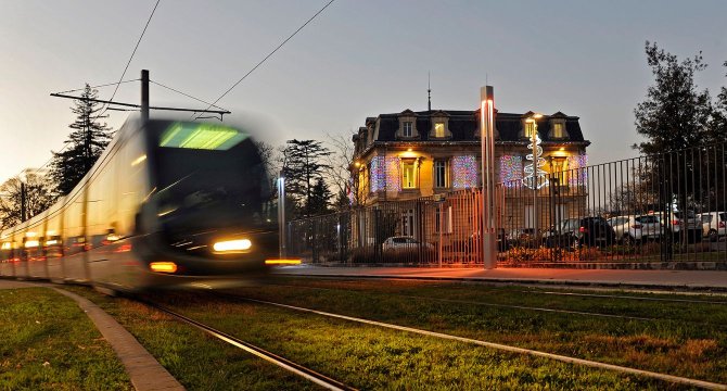 photo d'un tram et d'illuminations de Noël