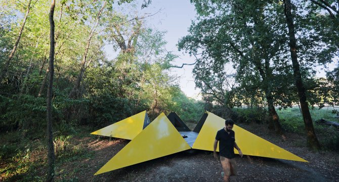 Un refuge en forme d'étoile dans la forêt