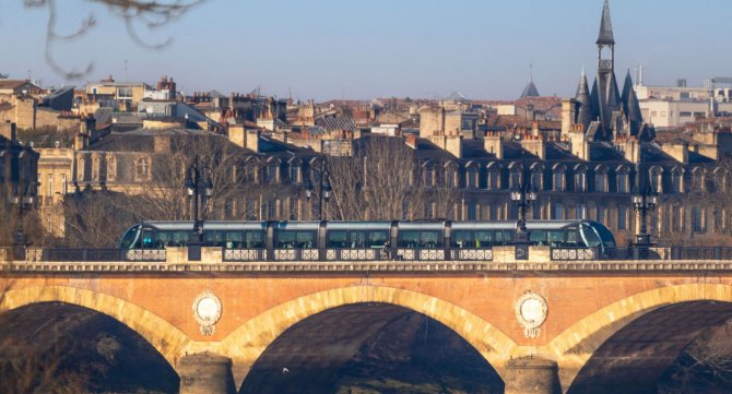 Vue du point de pierre avec un  tramway 