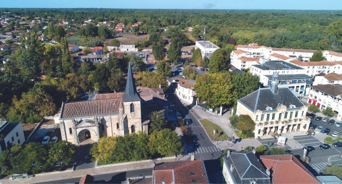 photo d'une vue aérienne sur la mairie et l'église