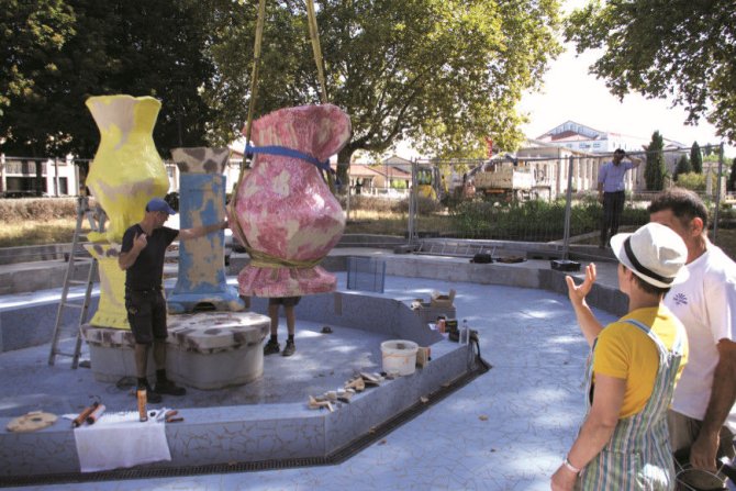 L'oeuvre en train d'être installée sur la place