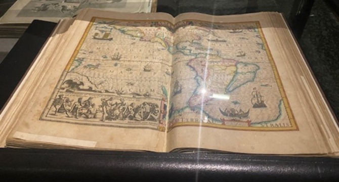 Vue derrière une vitre de l'Atlas mercator à la Bibliothèques de Bordeaux