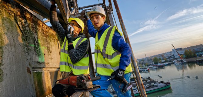 2 Ouvriers en gilets jaunes sur la grue Wellman