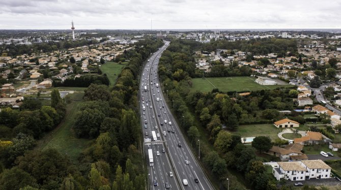 Vue de la rocade de Bordeaux depuis un drone