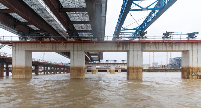 Mise en place de la charpente du pont Simone-Veil