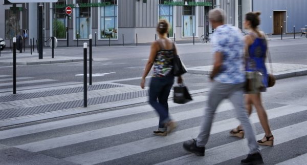 Piétons qui traversent la rue