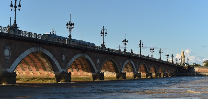 Vue du pont de pierre avec un tramway