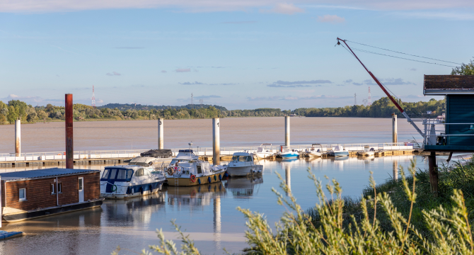 Vue du port de Bègles avec un ponton et des bateaux ancrés