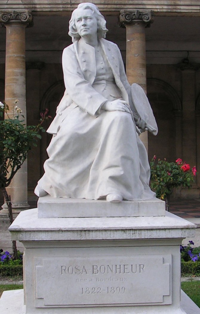la statue de Rosa Bonheur toute blanche et comme neuve dans le jardin public après restauration.