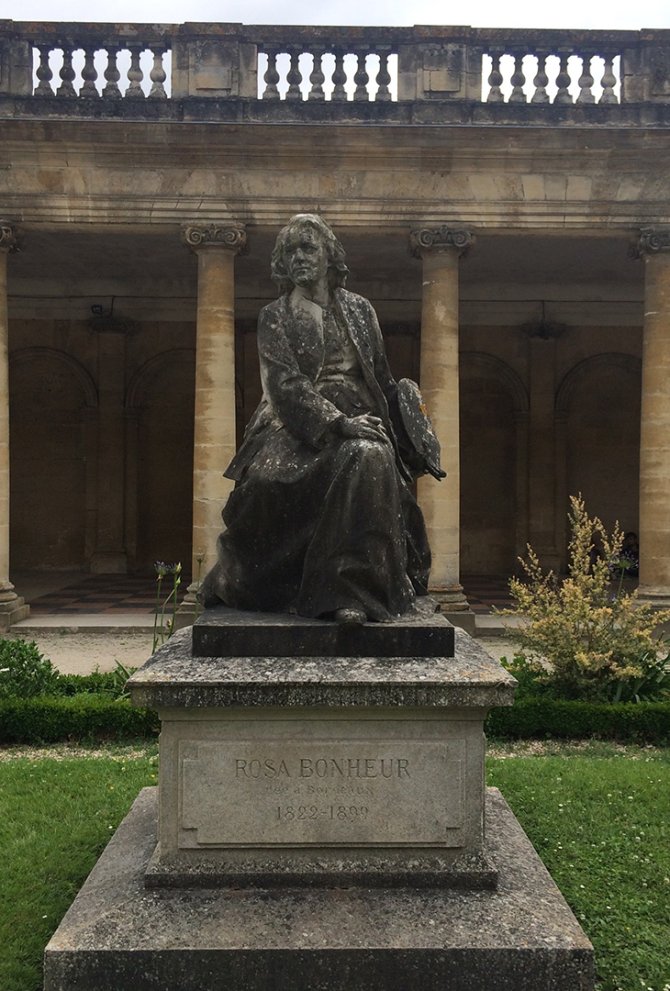 la statue de Rosa Bonheur très noire et dégradée dans le jardin public avant restauration.