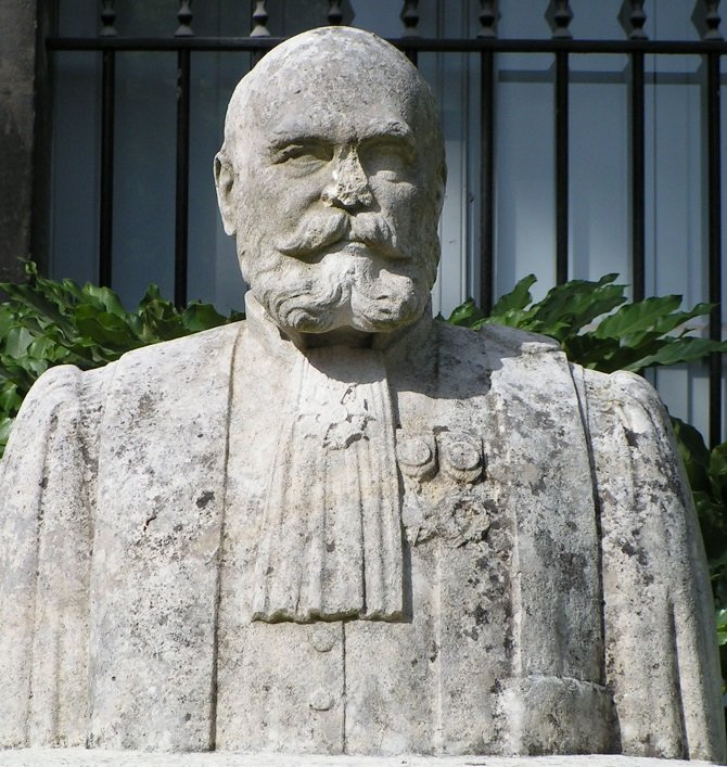 Statue en pierre de Gayon dans le jardin public avant restauration. Elle est très dégradée (nez cassé)