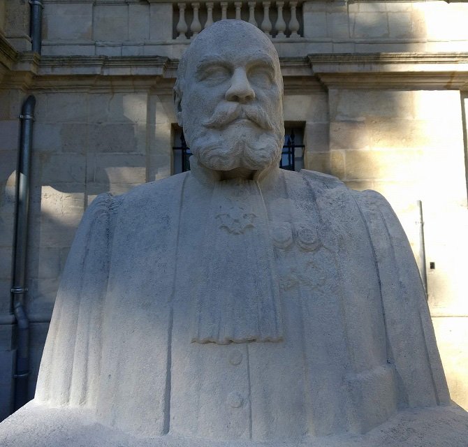 Statue en pierre de Gayon dans le jardin public après restauration. Elle est comme neuve