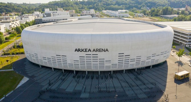 Vue de drone de l'arkea arena avec le parking vide devant.