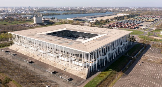 Vue de drone stade matmut atlantique où l'on voit ses piliers et son toits. avec le lac derrière