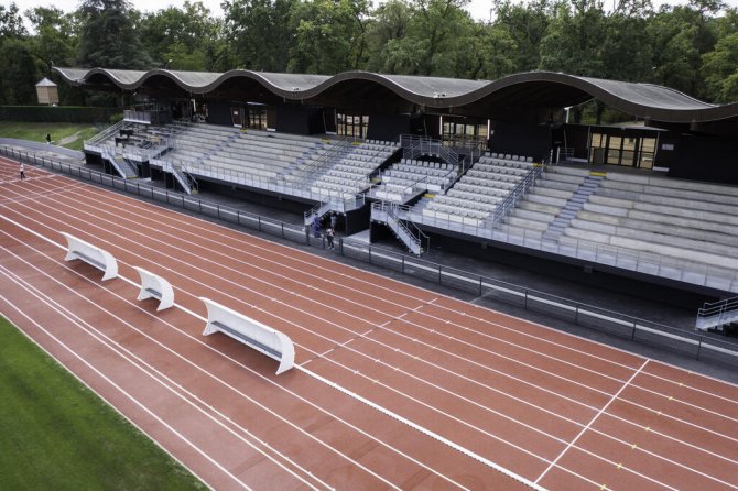 Vue des gradins du stade paul bernard devant la piste d'athlétisme