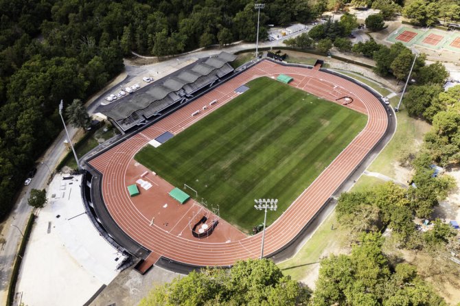 stade paul bernard vue de drone avec la piste d'athlétisme et la pelouse au milieu
