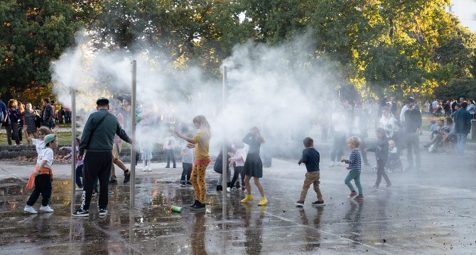 Personnes qui se rafraichissent à Bordeaux avec des brumisateurs