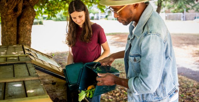 Homme et femme en train de composter des déchets
