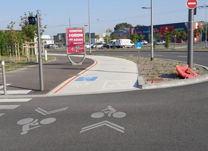 Visuel de la Ligne 11 du ReVE à Mérignac, face au magasin Gifi