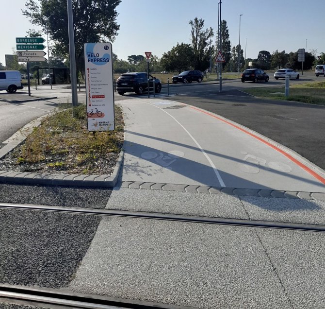 Visuel de la Ligne 11 du ReVE à Mérignac, proche tramway