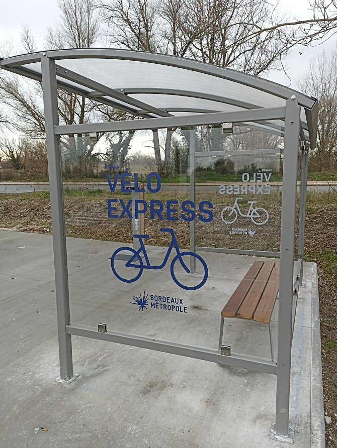 Photo de la partie abritée de la station vélo de Bruges