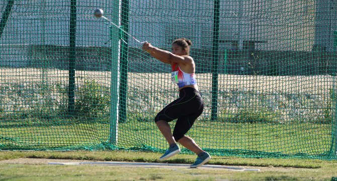 Vue de l'athlète Béatrice Aoustin en train de lancer le marteau