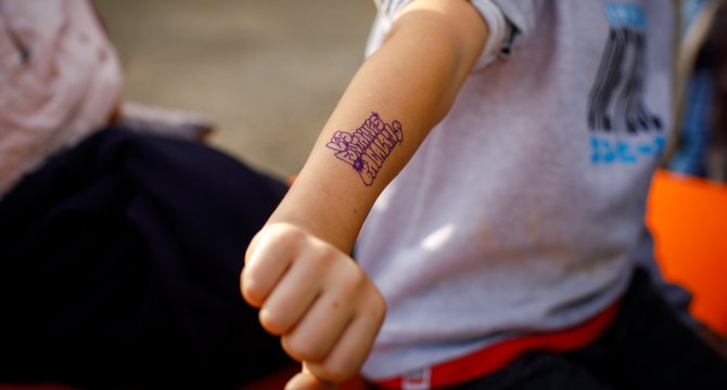 Bras d'un enfant avec un tatouage