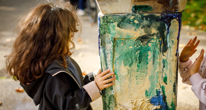 Enfant à côté d'une fontaine de Bacalan