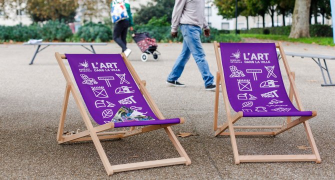 2 transats mauves L'art dans la ville