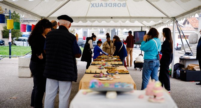 Attroupement autour d'un stand - Inauguration des Fontaines de Bacalan