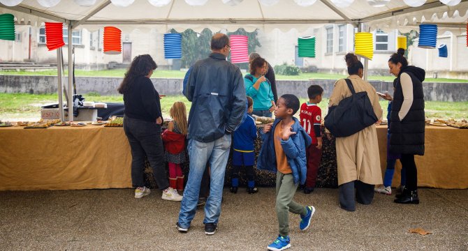 Attroupement autour d'un stand - Inauguration des Fontaines de Bacalan