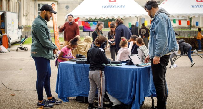 2 hommes et des enfants autour d'un stand - Inauguration des Fontaines de Bacalan