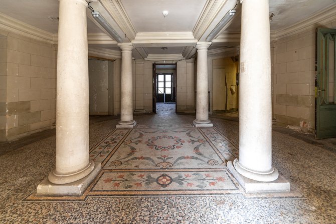 Castel d'Andorte hall avec 4 colonnes en carré et des mosaïques au sol