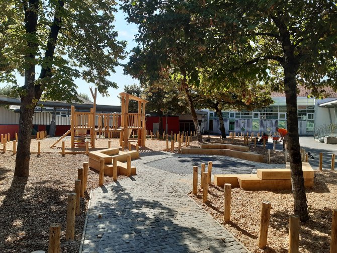 Cours buissonnières jeux en bois entre les arbres
