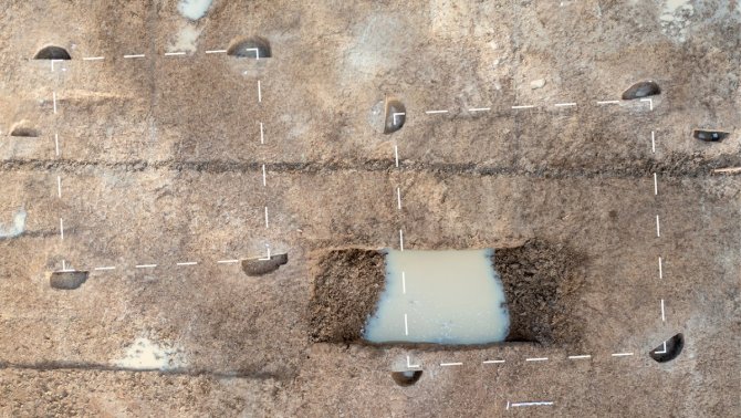 Prise de vue par drone d’un ensemble de trou de poteaux formant des bâtiments à l’extérieur de l’enclos principal