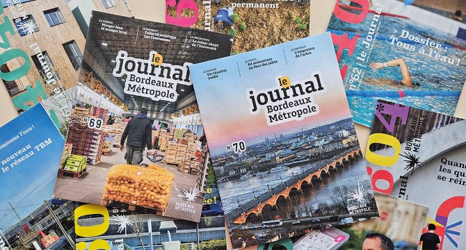 journaux de Bordeaux Métropole en vrac sur une table