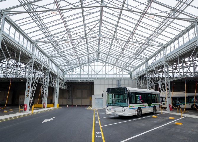 Vue de la Halle Lescure, le bâtiment, la verrière avec des bus en arrière plan