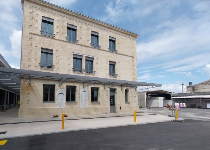 Vue extérieure du bâtiment de la Halle Lescure