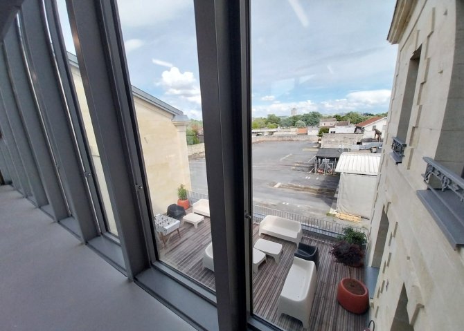 Vue de la Halle Lescure, depuis l'intérieur du bâtiment, avec en arrière plan un espace détente pour les agents
