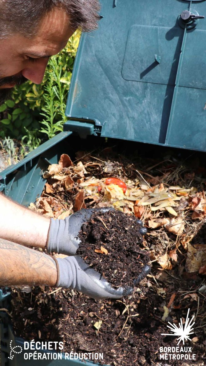 Visuel d'un homme qui tient dans ses mains du compost
